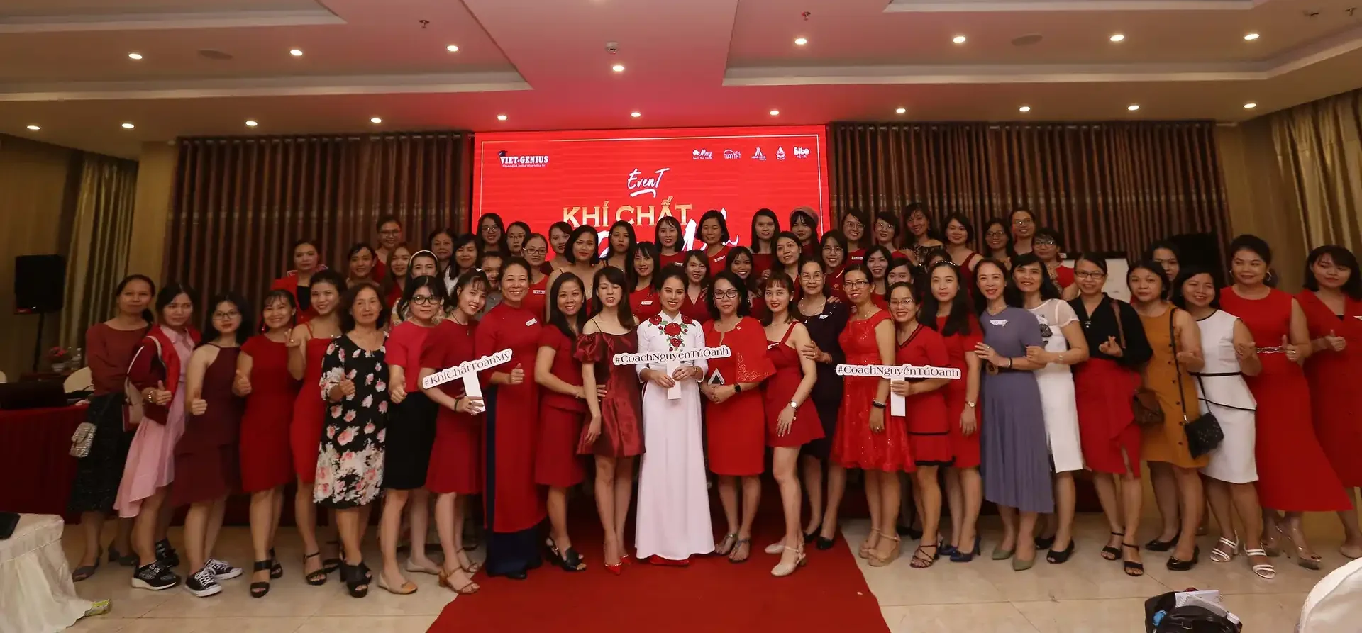 Coach Nguyễn Tú Oanh đứng trước hàng trăm người tại một sự kiện