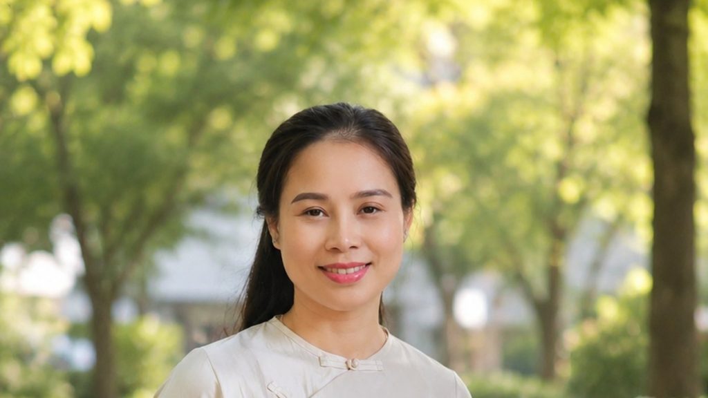 Nhà tâm lý Nguyễn Tú Oanh đứng dưới hàng cây, chủ đề chồng vô tâm phải làm sao