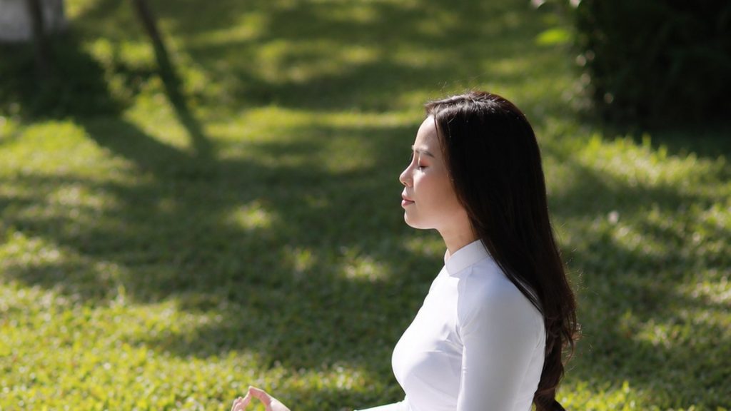 Nhà tâm lý Nguyễn Tú Oanh ngồi tĩnh lặng trên thảm cỏ, chủ đề tha thứ sau ngoại tình