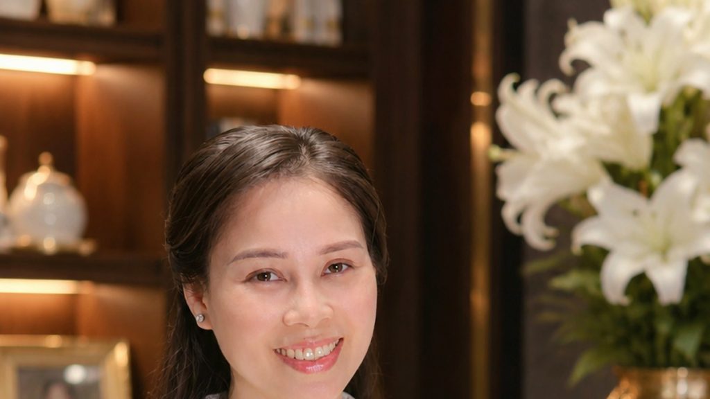 Nhà tâm lý Nguyễn Tú Oanh trong không gian ấm, chủ đề gỡ niềm tin giới hạn từ tuổi thơ