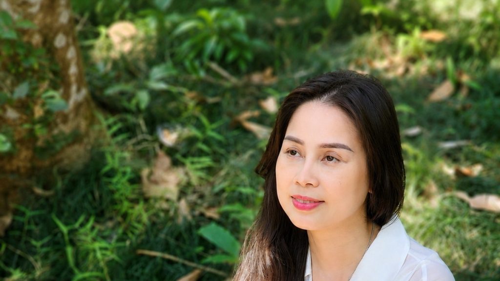 Nhà tâm lý Nguyễn Tú Oanh ngồi giữa vườn cây, chủ đề hôn nhân bế tắc