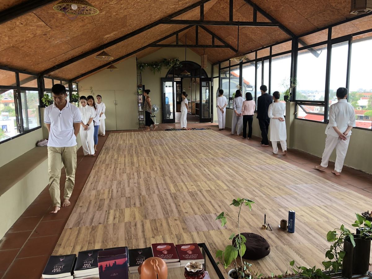Không gian lớp chữa lành cảm xúc Tưới Mát Tâm Hồn dưới mái gỗ