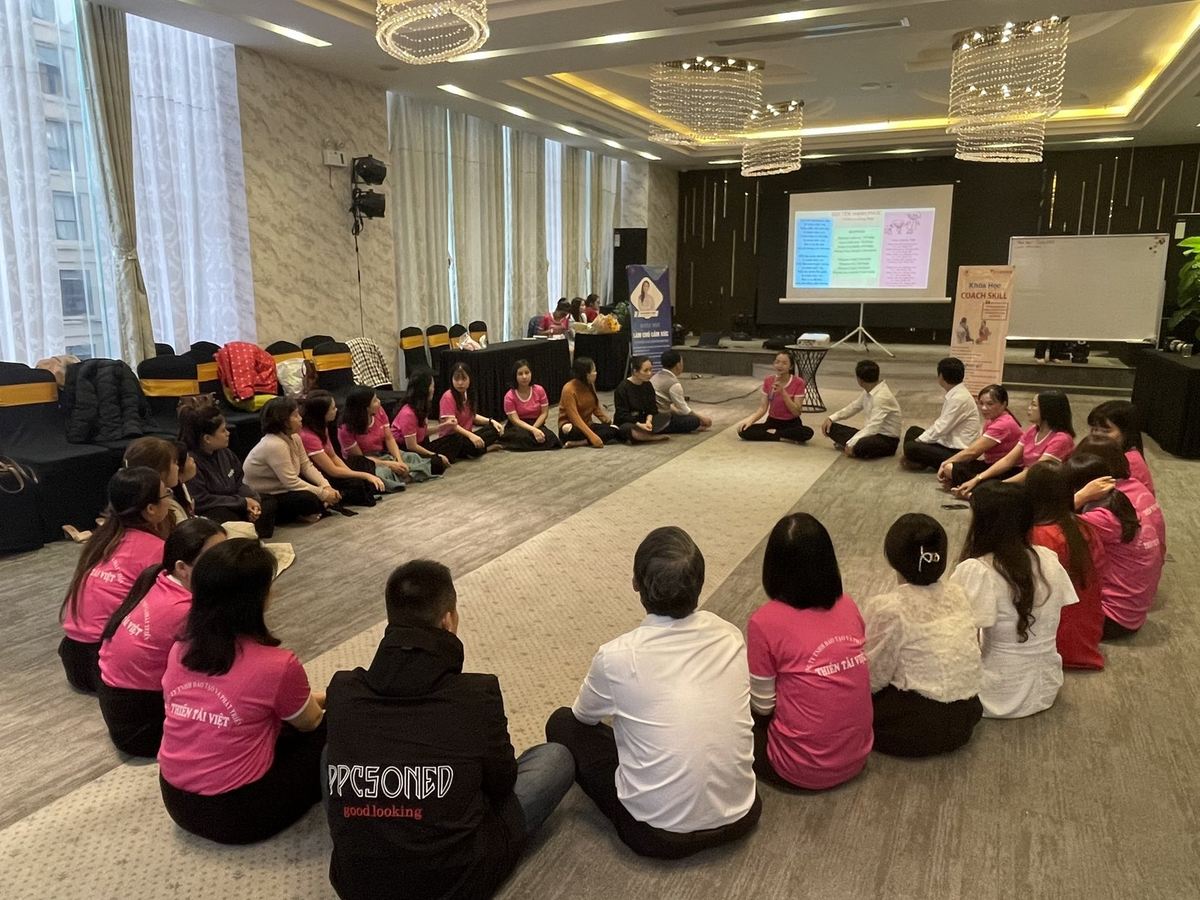 Lớp học của Nguyễn Tú Oanh nhìn từ cuối phòng, học viên ngồi hướng lên bục giảng