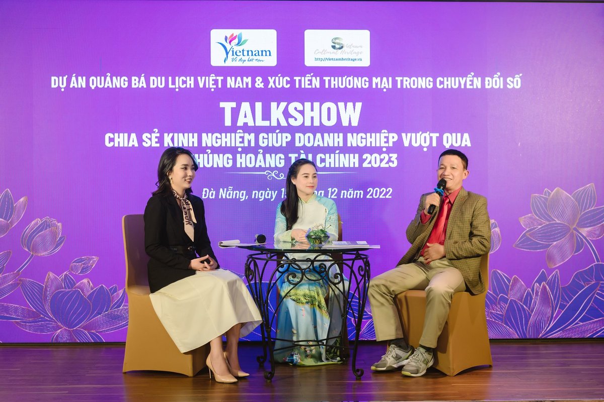Nguyễn Tú Oanh ngồi ghế diễn giả tại talkshow Cafe Doanh Nhân tháng 12 năm 2022