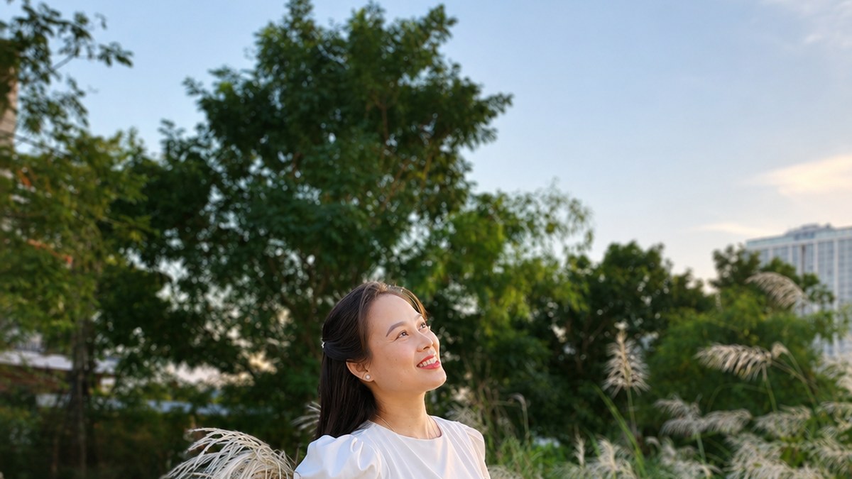 Nguyễn Tú Oanh trong áo dài xanh giữa vườn tre