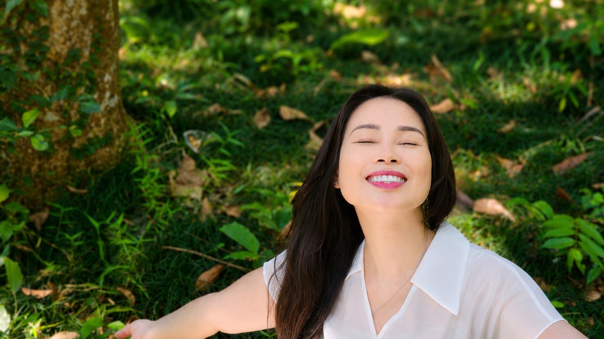Nguyễn Tú Oanh dang tay hít thở giữa vườn