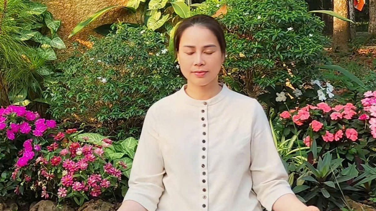 Nguyễn Tú Oanh ngồi tĩnh lặng trong vườn đá