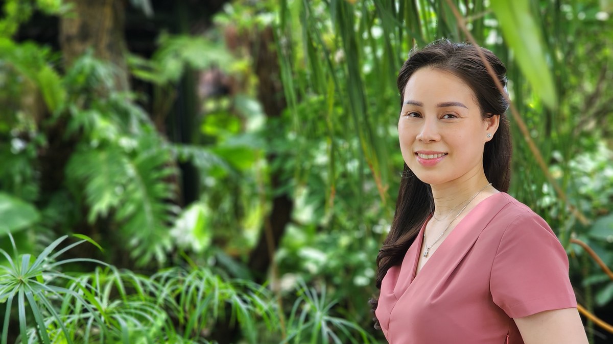 Nguyễn Tú Oanh ngồi đọc sách trong vườn