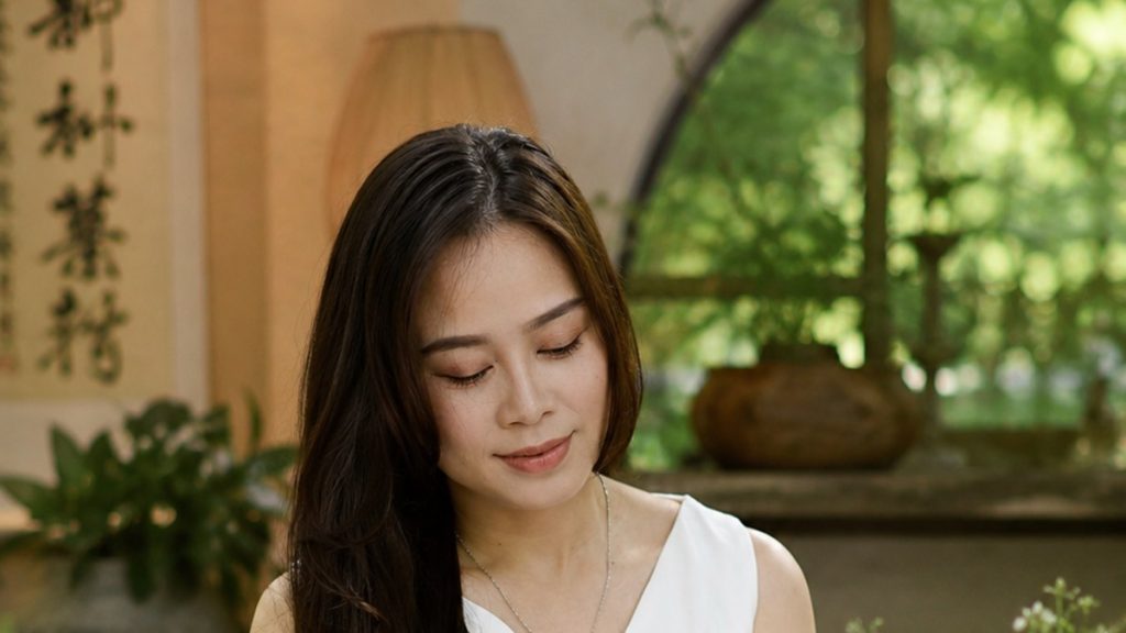 Nhà tâm lý Nguyễn Tú Oanh cúi đầu pha trà, chủ đề vợ chồng không còn tình cảm