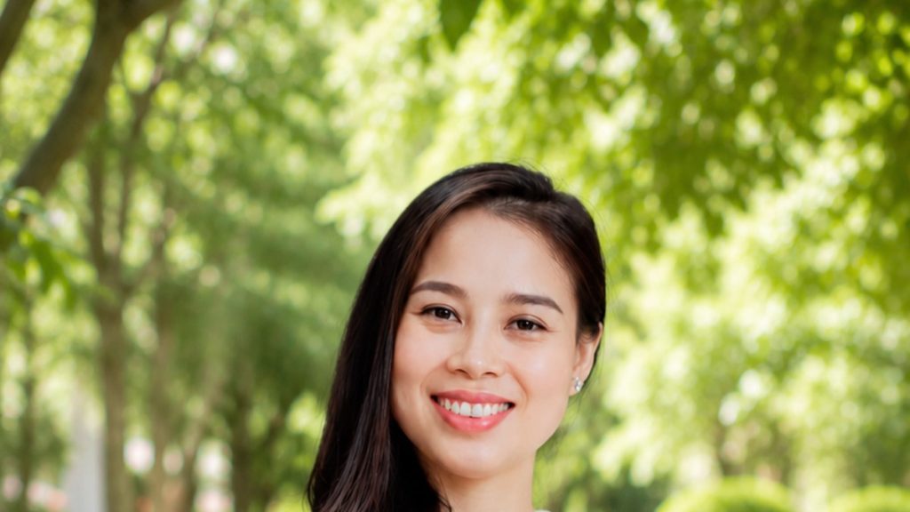 Nhà tâm lý Nguyễn Tú Oanh mỉm cười dưới tán lá xanh, chủ đề vượt nghịch cảnh